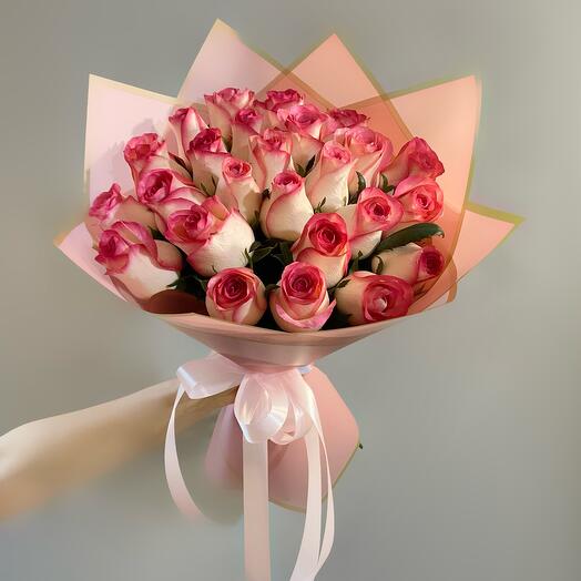 25 розовых роз