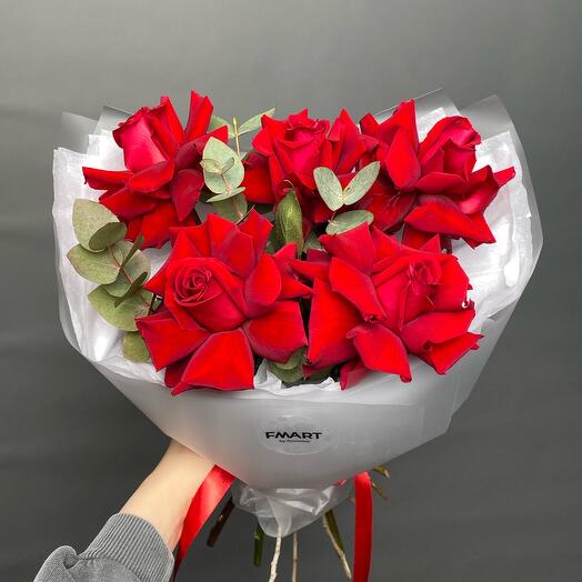 Букет из красных французских роз с эвкалиптом