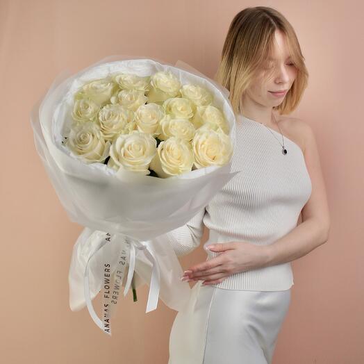 Monobucket of 15 white roses