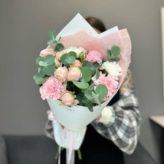 «Pink Garden» букет с пионовидными кустовыми розами и диантусами