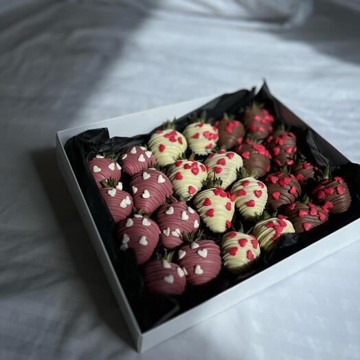 TAGLIA L | cioccolato al latte, rubino, bianco | fragole fresche nel cioccolato