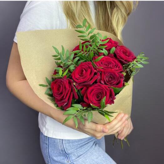 Ramo de rosas rojas con vegetación