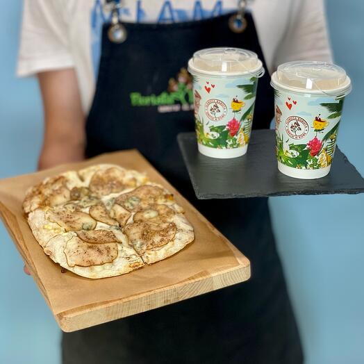 Вкуснейшая пицца с грушей и горгонзолой а также два капучино 😍