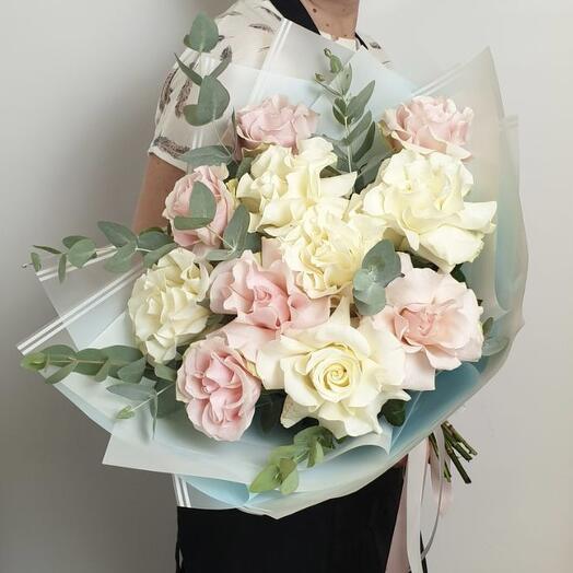 Rosas francesas blancas y Rosadas con eucalipto XL