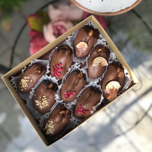 Chocolate-covered dates 9 pieces