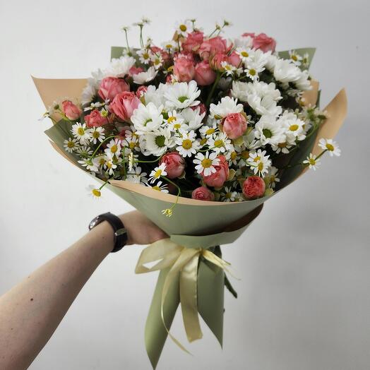 Ramo M con rosas y margaritas