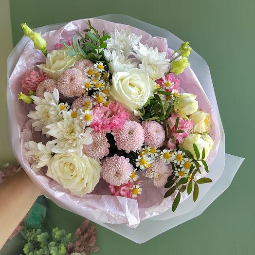 Розы, кустовая роза, хризантемы. Букет "Клубничный зефир" N2 8 марта