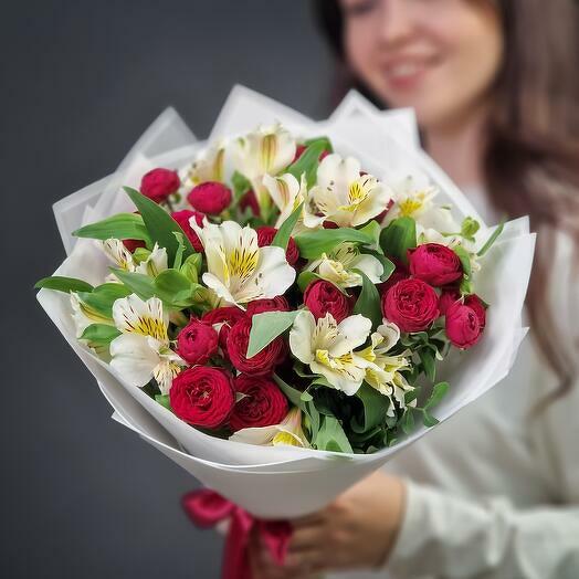 Bouquet d alstroemerias et de pivoines Roses en spray