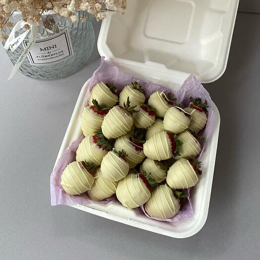 Бенто-клубника в белом шоколаде