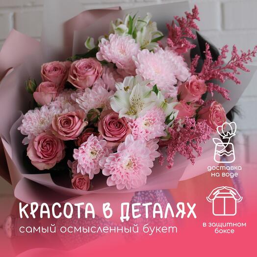 Букет из кустовых роз и полевых цветов