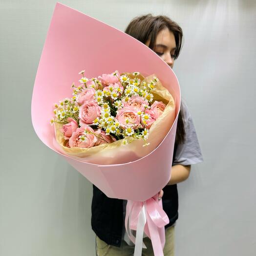 Peony-shaped roses with chamomile