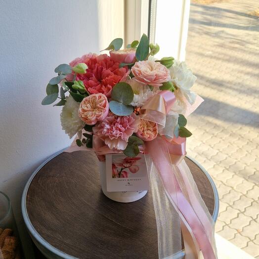 Flower arrangement (compliment in the oasis)