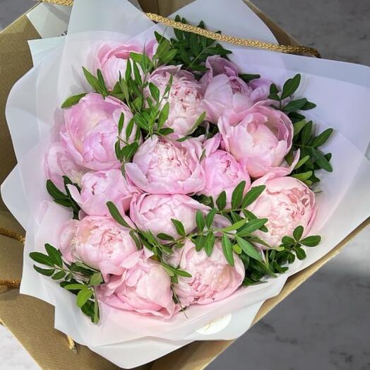 Букет из розовых пионов и фисташки