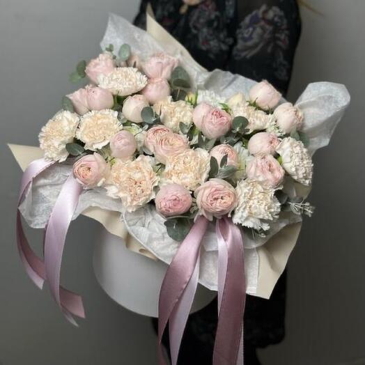 Композиция с пионовидными розами Mansfield park и диантусами