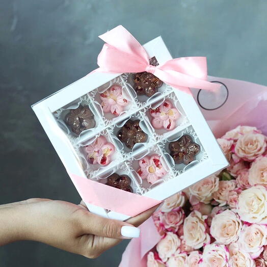 Шоколадные конфеты / шоколадные цветы / букет в коробочке