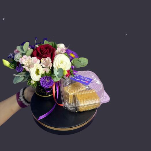 Пирожные и букет