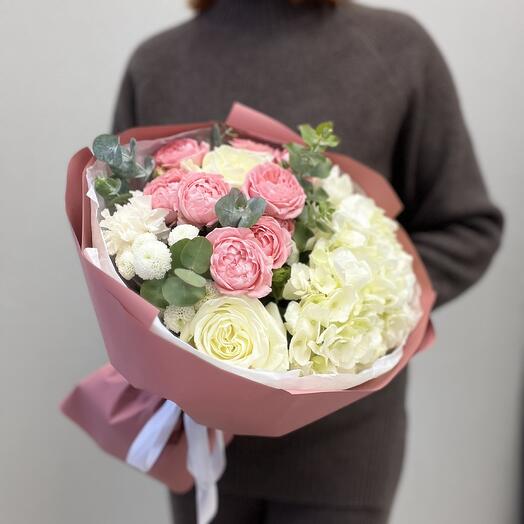 Букет сборный с гортензией и розами