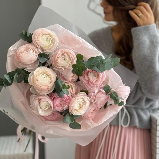 Моно букет с ранункулюсами и эвкалиптом