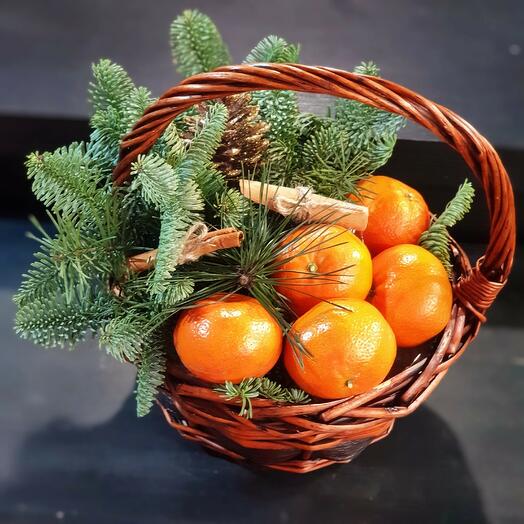 Корзинка с вкусными мандаринами, ароматной пихтой и палочками корицы
