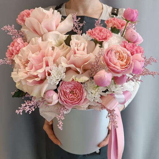 Composition "Bunny"/French roses/peony bush roses/bush chrysanthemum/dianthus/Flowers in a box/Ufa delivery