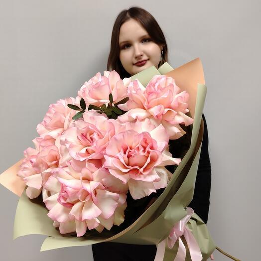 ПЫШНЫЙ БУКЕТ РОЗОВЫХ РОЗ