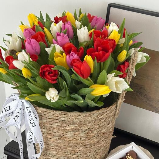 Комбо из ротанговой корзины 75 микс тюльпанов и 8 фиников в шоколаде