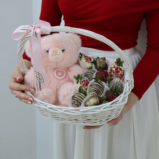 Корзинка с клубникой и игрушкой-медвежонком
