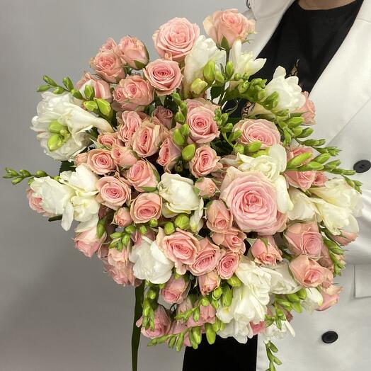 Rosas arbustivas y fresias