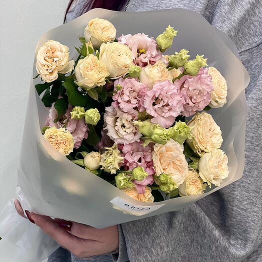 Букет пионовидных роз и лизиантуса