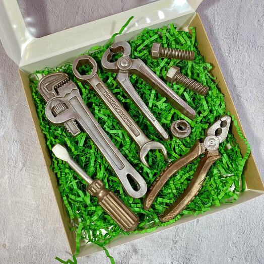 Сладкий подарок мужчине инструменты из шоколада