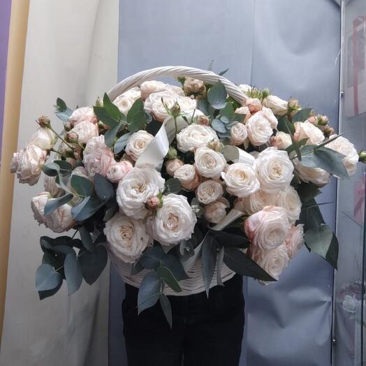 Корзина с пионовидными кустовыми розами