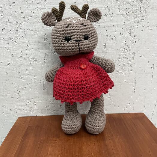 Вязаная игрушка «олененок в красном платье»