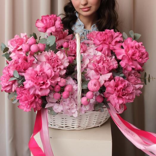 Cesta XL con rosas francesas y rosas peonías con delicadas hortensias