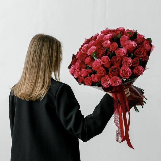 Букет из 51 красной и малиновой розы 5509