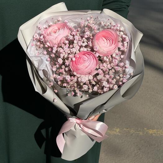 Милый букет из ранункулюсов и гипсофилы