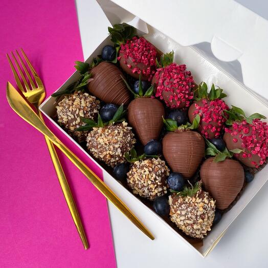 Клубника в шоколаде «Малина-Орех» с голубикой