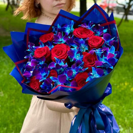 Букет из орхидей с красной розой