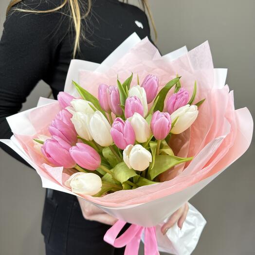 Белые и розовые тюльпаны 🤍🩷