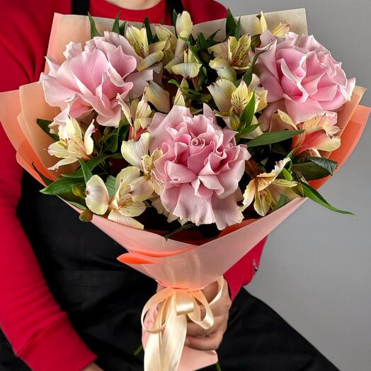 Ніжний букет з альстромерій і французьких троянд