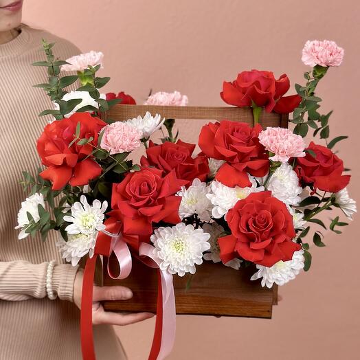 Яркая композиция из алой розы, гвоздики и хризантемы в ящике 0950К