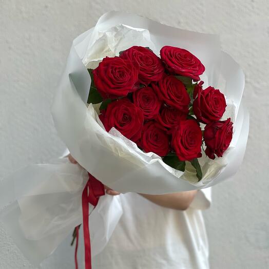 Red roses in a magnificent bouquet