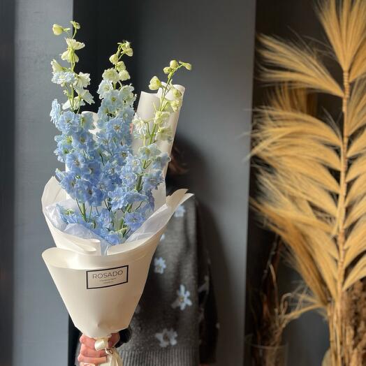 Моно букет из голубого дельфиниума