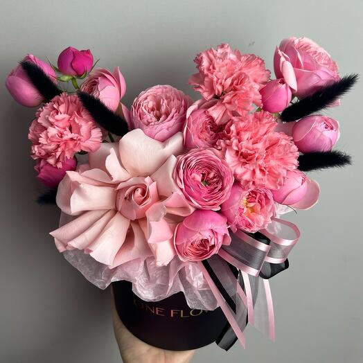 Composición con rosa francesa ,rosas arbustivas en forma de peonía y Dianthus con lagurus🖤