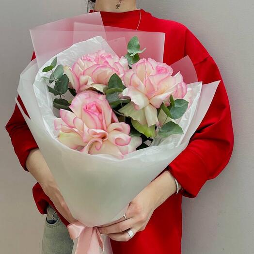 Elegante ramo de rosas francesas "LOVE" con eucalipto