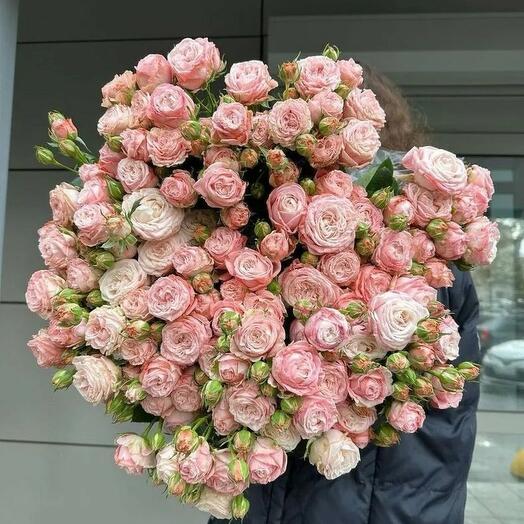 Гигант из розовых кустовых роз