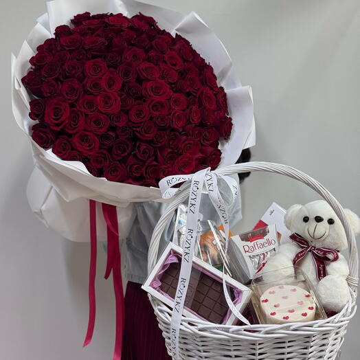 Моно букет из 101 розы и корзина