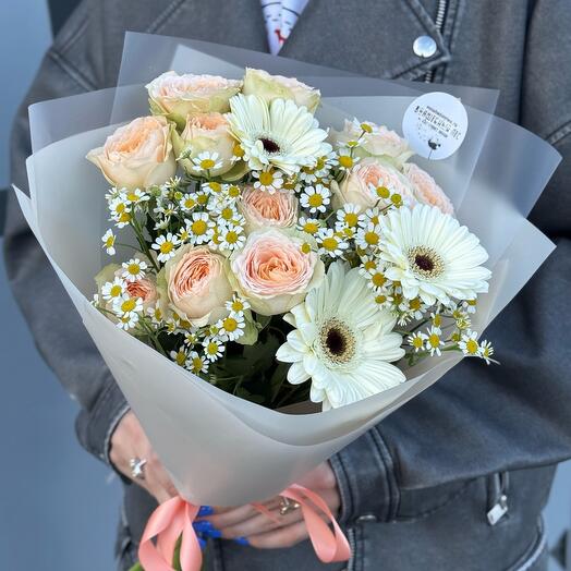 Кустовые розы с герберами и ромашками