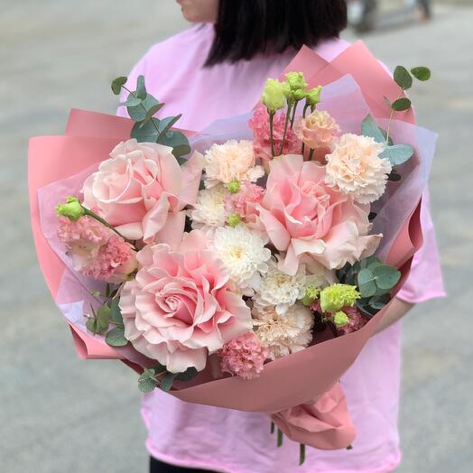 🌸 Нежность утра: авторский букет с Французскими Розами, кустовой Хризантемой, Диантусами, Эустомой и Эвкалиптом