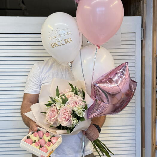 Комбо набор букет с французскими розами и альстромерией, клубника в шоколаде и шары «красотке»