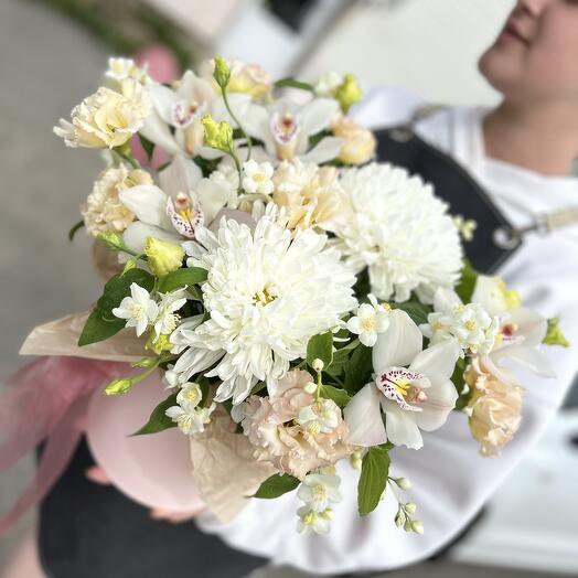 Цветы в шляпной коробке нежные